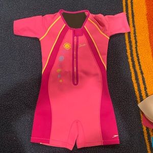 Girls Speedo Short Sleeve / Shorts Neoprene Wetsuit.  Fits 60-75 lbs (age 8-10).